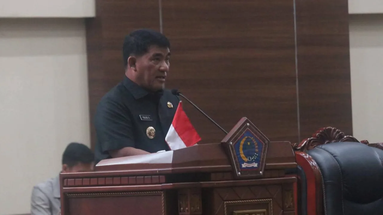 Gubernur Sulawesi Utara Yulius Selvanus