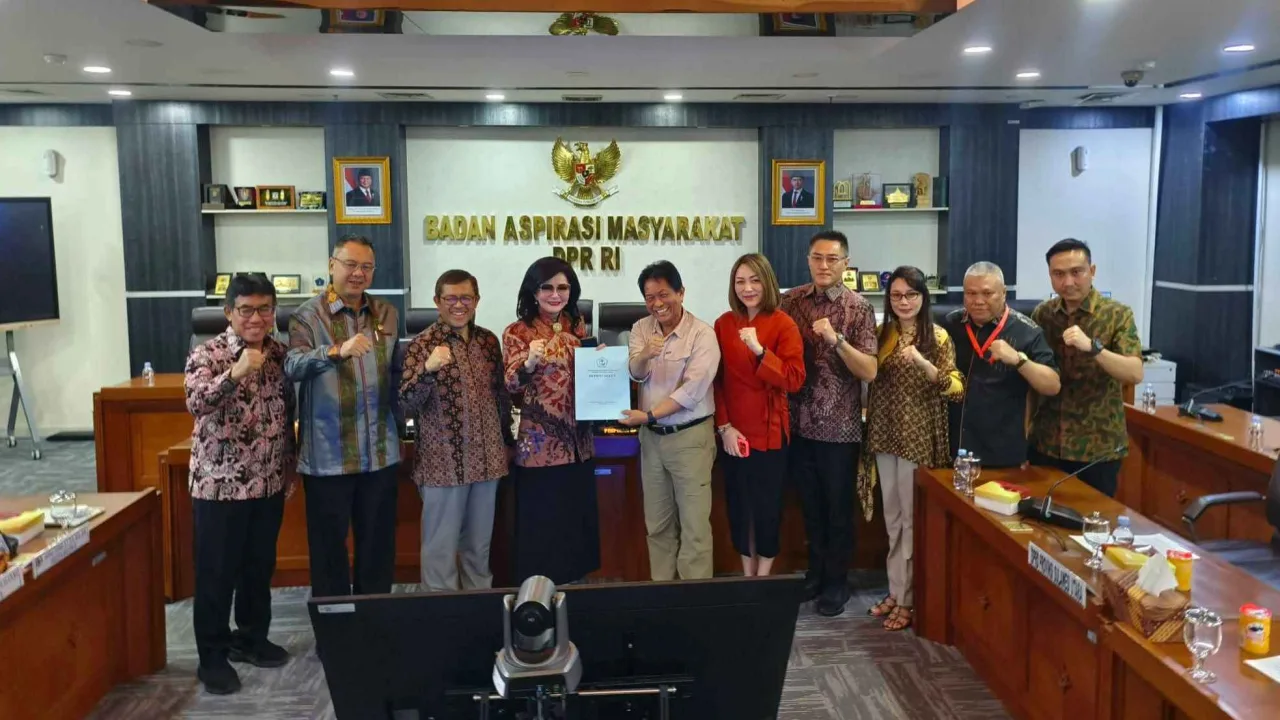 Ketua DPRD Sulut dr. Fransiscus Andi Silangen, Sp.B-KBD bersama Pimpinan Dewan dan anggota DPRD saat membawa aspirasi Buruh ke Badan Aspirasi Masyarakat DPR RI. (dok.istimewa)