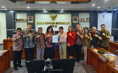 Ketua DPRD Sulut dr. Fransiscus Andi Silangen, Sp.B-KBD bersama Pimpinan Dewan dan anggota DPRD saat membawa aspirasi Buruh ke Badan Aspirasi Masyarakat DPR RI. (dok.istimewa)