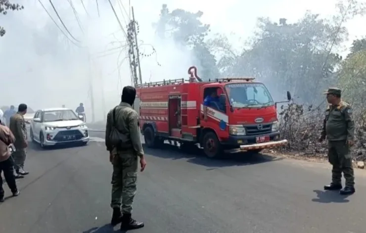 Kendaraan Damkar dan Satpol PP Pemprov Sulut turut membantu memadamkan api di wilayah Desa Koka Kabupaten Minahasa (Kamis,17/09/2026). (dok.istimewa)
