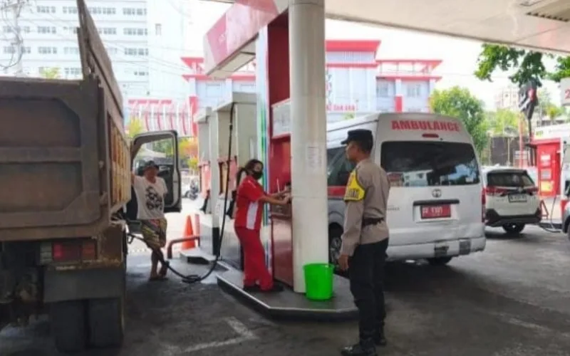 Jajaran Polsek Sario turun tangan mengatur antrean kendaraan di Stasiun Pengisian Bahan Bakar Umum (SPBU) Sario. (dok.istimewa)