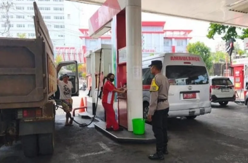 Jajaran Polsek Sario turun tangan mengatur antrean kendaraan di Stasiun Pengisian Bahan Bakar Umum (SPBU) Sario. (dok.istimewa)